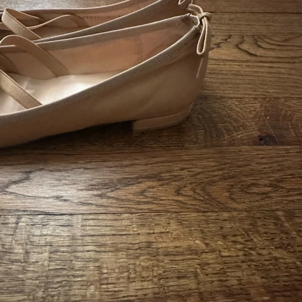 Stuart Weitzman Beige Ballet Flats with Bow Detail - Picture 3 of 8